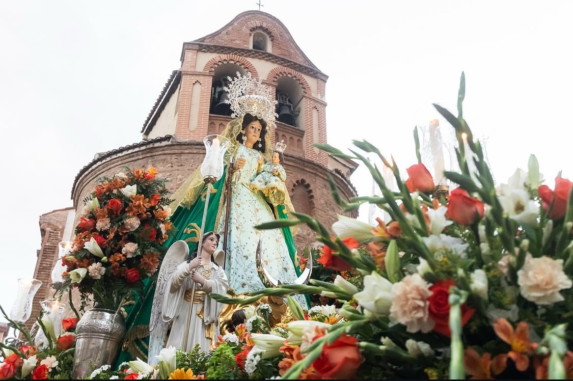 La Virgen de la Antigua ante su templo